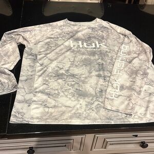 Huk White and Gray Mossy Oak pattern Performance Fishing Shirt- XXL- like new